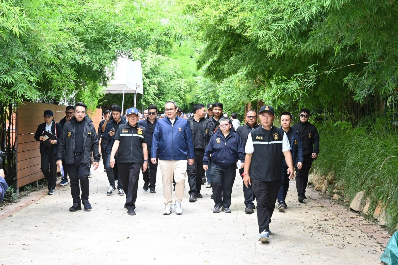 รองเลขาธิการคณะกรรมการ ป.ป.ช. นำคณะผู้บริหารและสื่อมวลชนเดินลงพื้นที่บนทางเดินท่ามกลางต้นไม้