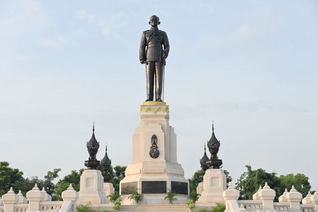 พระบรมราชานุสาวรีย์ตั้งเด่นบนฐานสูง ท่ามกลางท้องฟ้าสีฟ้า
