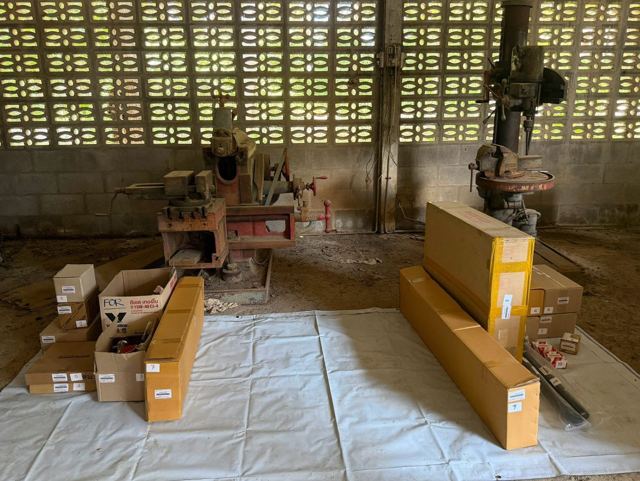 กล่องอะไหล่รถยนต์ที่จัดซื้อวางเรียงอยู่ในคลังพัสดุ